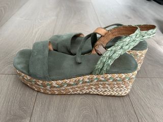 Sandalias de cuña verde y beige