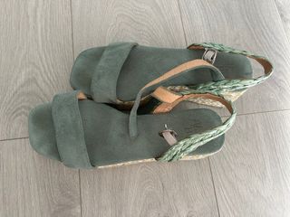 Sandalias de cuña verde y beige