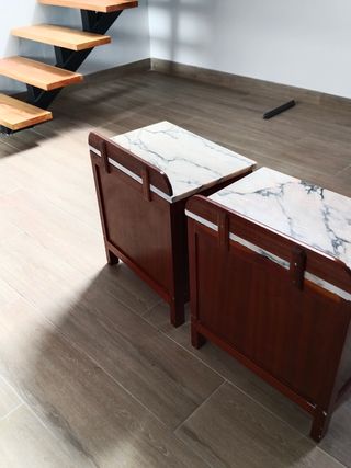 Mesitas de noche de madera con mármol