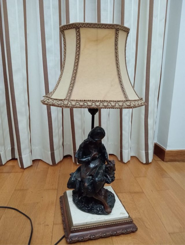 Lámpara de mesa con figura y pantalla