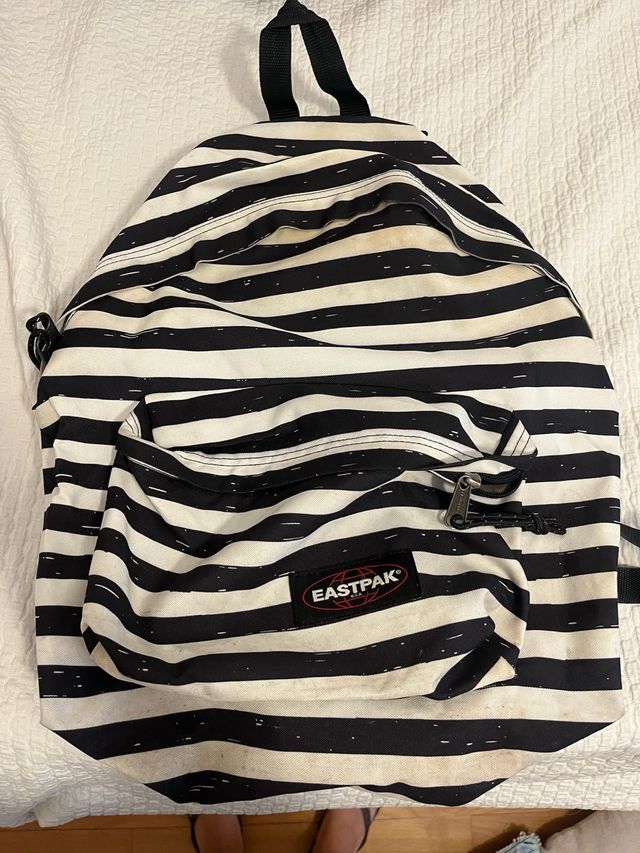 Mochila Eastpak Rayas Blanco y Negro