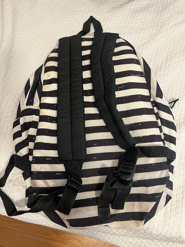 Mochila Eastpak Rayas Blanco y Negro