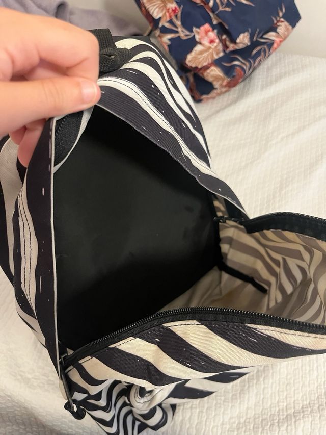 Mochila Eastpak Rayas Blanco y Negro