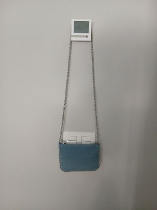 Bolso de cadena azul y plateado
