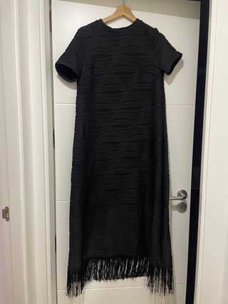 Vestido negro fiesta con flecos
