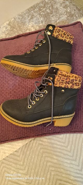 Botines negros con estampado de leopardo