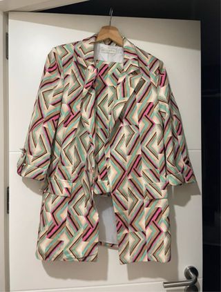 Traje estampado geométrico