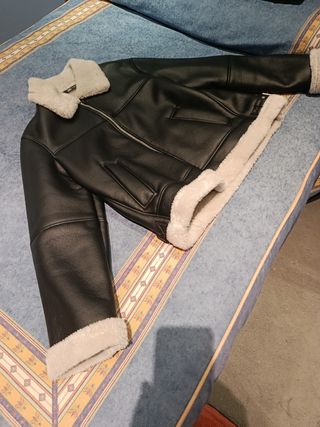 Zara Pelliza Negra con Borrego