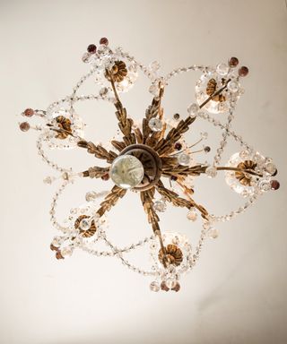 Lámpara de araña antigua dorada