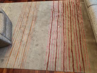 Alfombra de salón beige y rosa