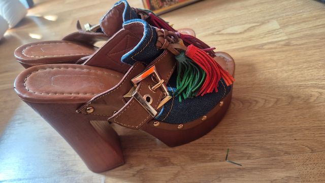 Zuecos vaqueros con flecos multicolor
