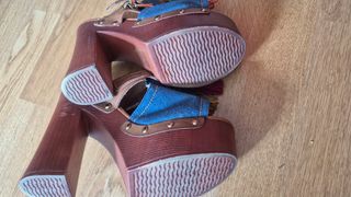 Zuecos vaqueros con flecos multicolor