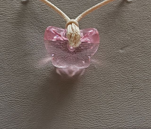 Colgante Mariposa en cristal Swarovski rosa.