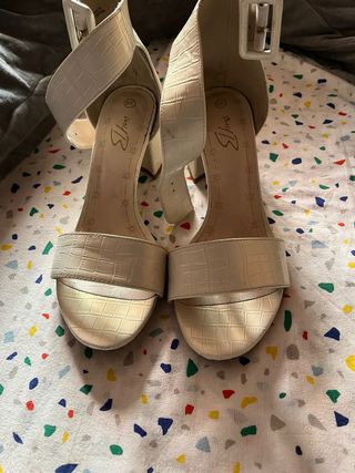 Sandalias tacón beige/dorado Talla 39