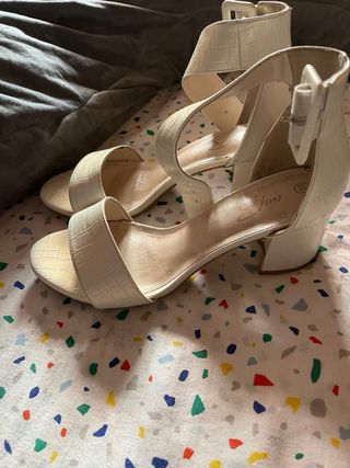 Sandalias tacón beige/dorado Talla 39