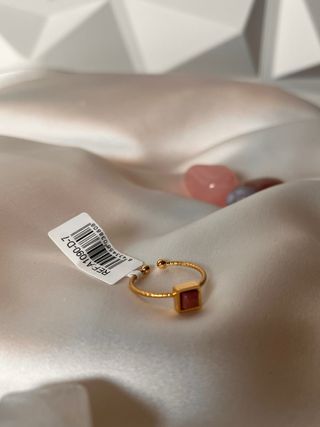 Anillo dorado ajustable con piedra rosa
