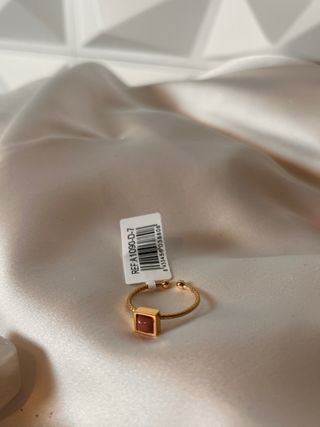 Anillo dorado ajustable con piedra rosa