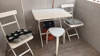 Mesita plegable blanca y gris