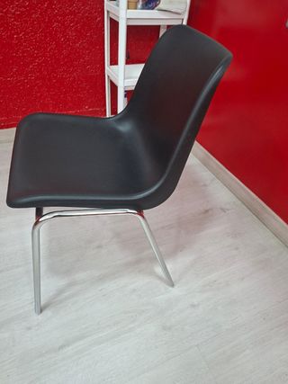 Silla negra moderna