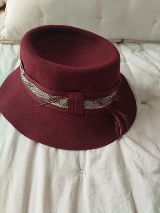 Sombrero de fieltro burdeos