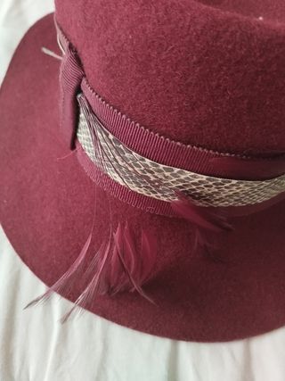 Sombrero de fieltro burdeos