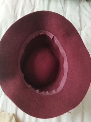 Sombrero de fieltro burdeos