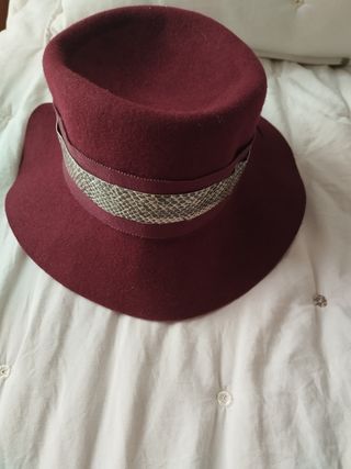 Sombrero de fieltro burdeos