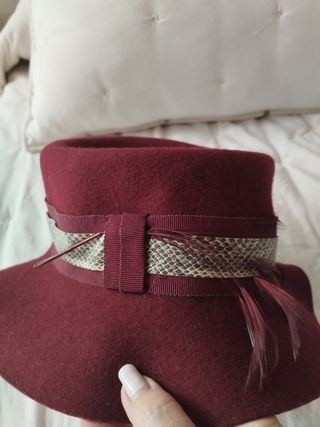 Sombrero de fieltro burdeos