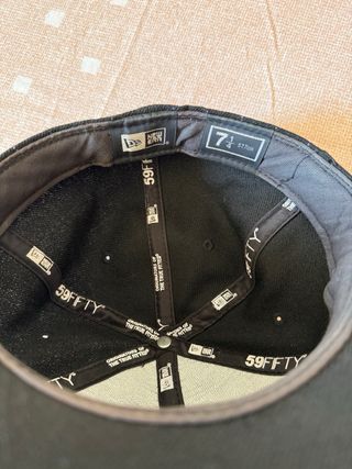 Gorra New Era Negra con Pinstripe Morado