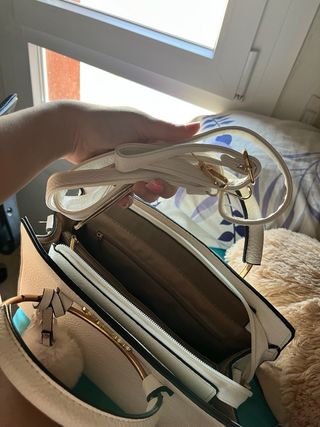 Bolso blanco Guess con pompón