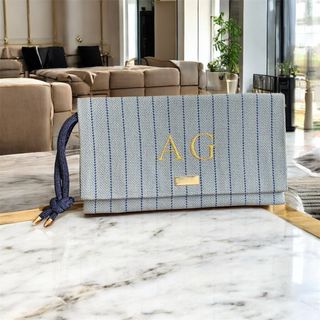 BOLSO PERSONALIZADO con iniciales bordadas.