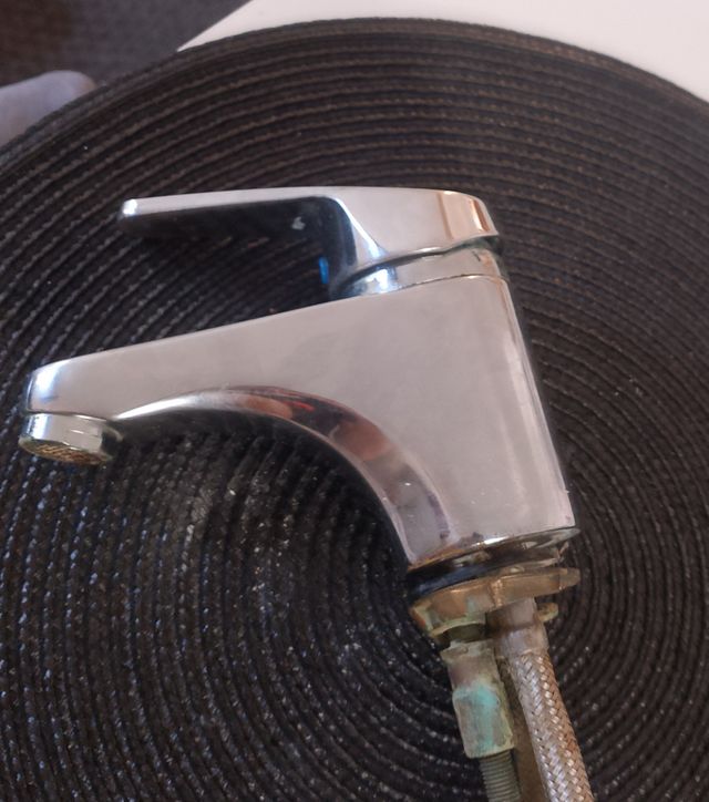 Grifo de metal plateado