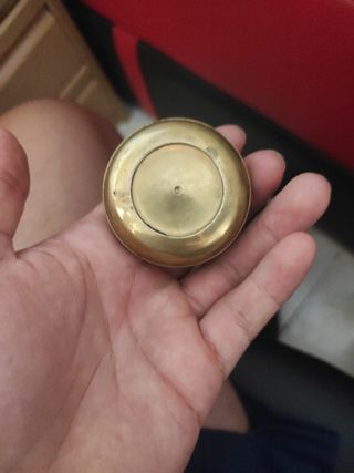 Cenicero antiguo de bronce con flor