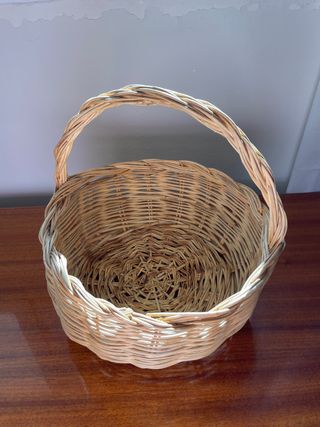 Cesta de mimbre artesanal