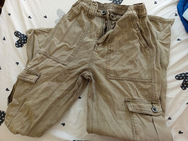 Pantalón cargo beige bota ancha