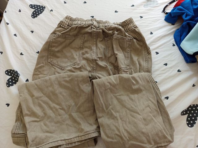 Pantalón cargo beige bota ancha