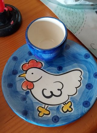 Huevera de cerámica con gallina azul