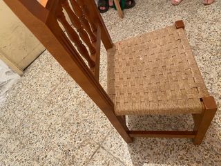 Silla de madera con asiento de yute
