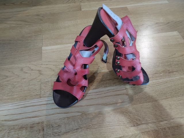 Sandalias de piel y madera