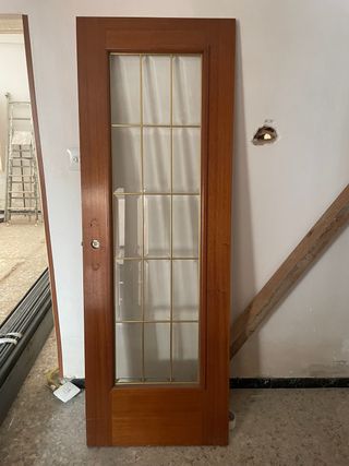 Puerta madera con cristal y herrajes