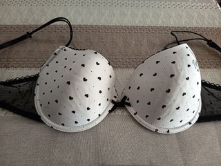Sujetador blanco con corazones negros