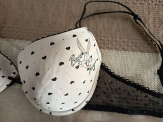 Sujetador blanco con corazones negros