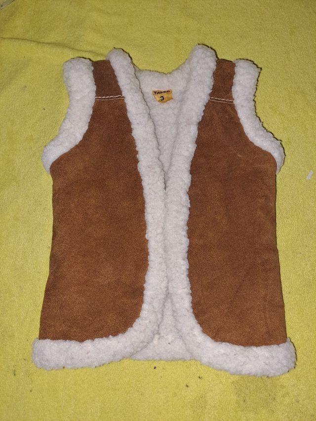 Gilet in finta pelle con pelliccia