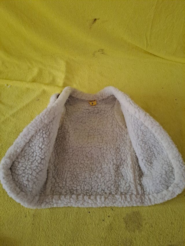 Gilet in finta pelle con pelliccia