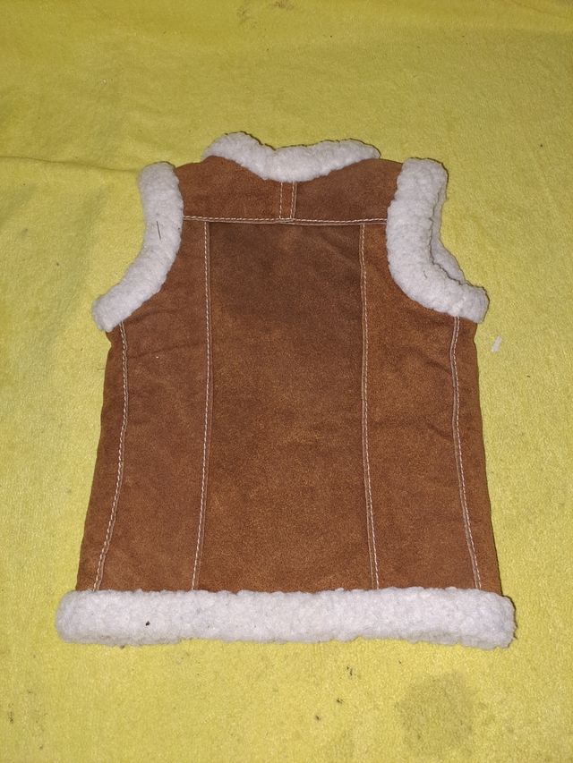Gilet in finta pelle con pelliccia
