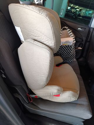 Silla de coche Cybex con Isofix.
45€-1.   80€-2.
