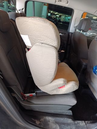 Silla de coche Cybex con Isofix.
45€-1.   80€-2.

