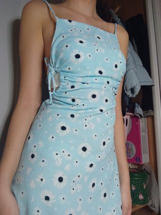 Vestido floral azul con tirantes