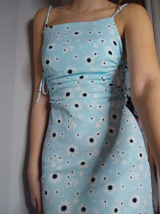 Vestido floral azul con tirantes