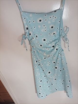 Vestido floral azul con tirantes